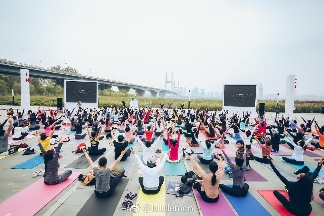 跌跌不休的lululemon，能否靠男人拯救？(图2)