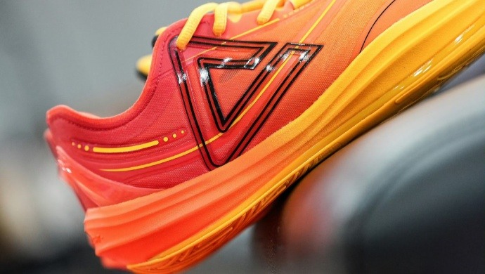 豪捐1亿却给员工降薪，老牌运动品牌匹克怎么了？(图1)