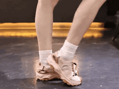 下暴雨出门应该穿什么鞋？首先排除洞洞鞋！(图2)