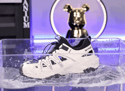 下暴雨出门应该穿什么鞋？首先排除洞洞鞋！(图25)