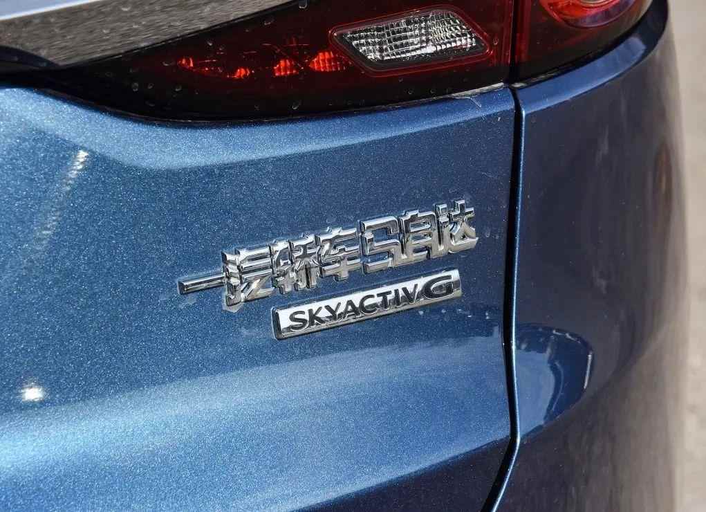 他们怎么都开始放弃厚底鞋，选择越来越薄的薄底鞋(图2)