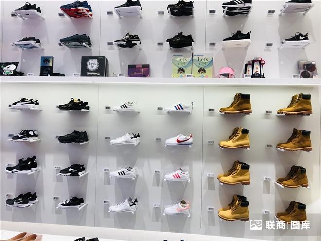 黄金时代落幕，一代鞋王为何集体失足｜行业分析