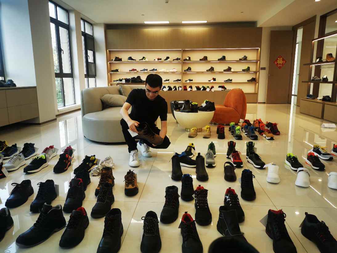 一双安全鞋的数智破局：传统制造如何“穿新鞋、走