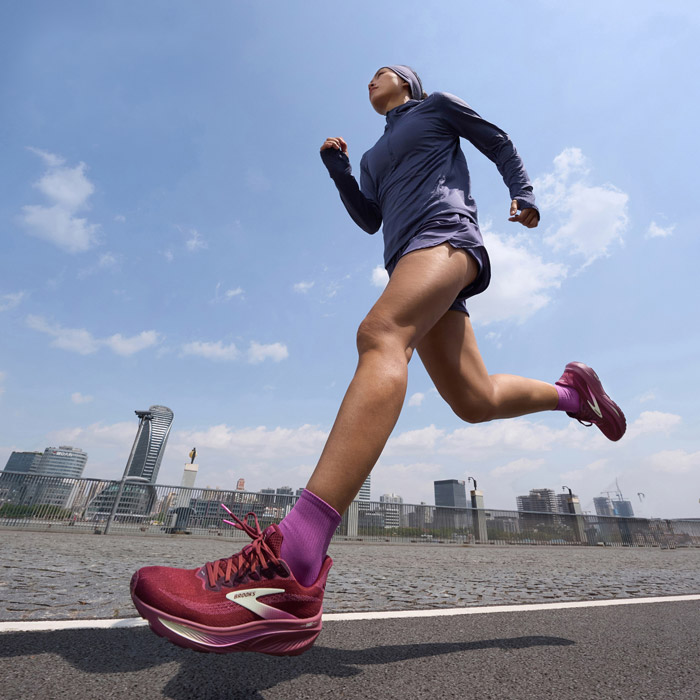 BROOKS 2025秋季重磅首发：幽灵17酒红女士跑鞋上市图片