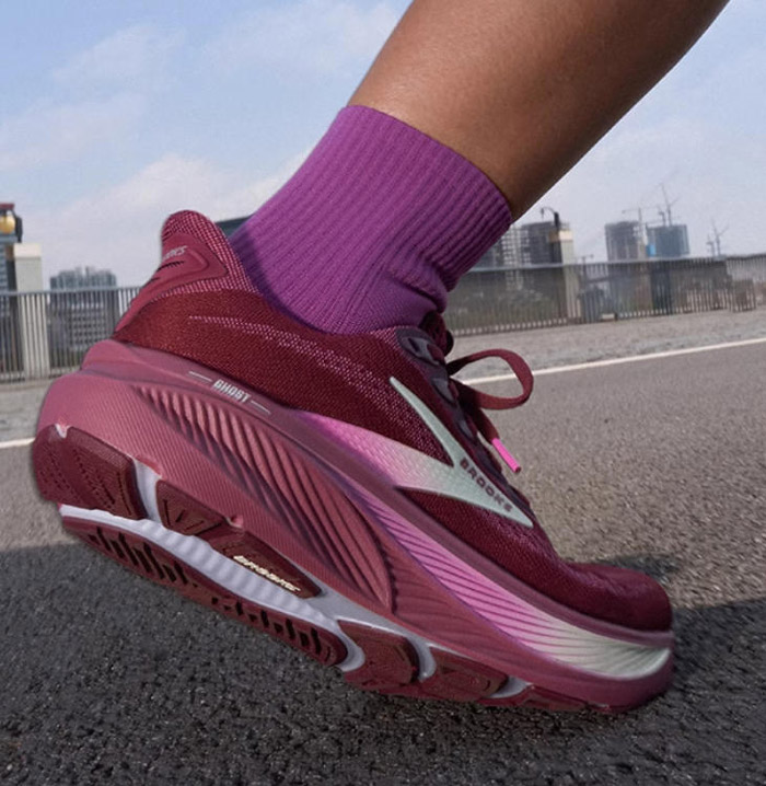 BROOKS 2025秋季重磅首发：幽灵17酒红女士跑鞋上市图片5