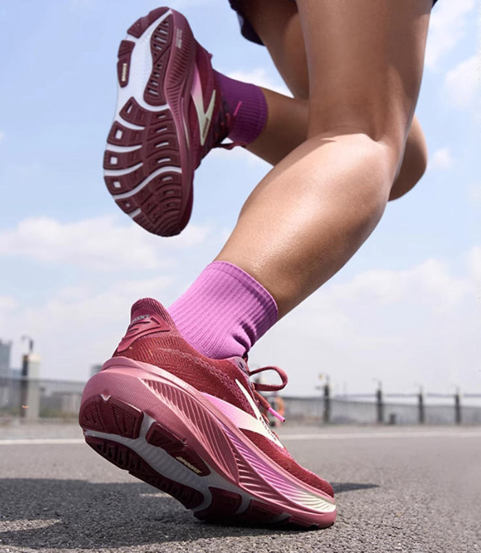 BROOKS 2025秋季重磅首发：幽灵17酒红女士跑鞋上市图片8