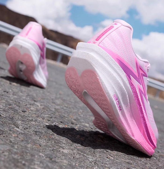 361度飞燃4.5MIX「桃花韵」重磅开售：400元内竞速跑鞋，颜值与性能的秋冬突围图片7