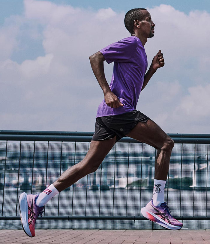 亚瑟士2025秋季全新徐嘉余同款MEGABLAST回弹跑鞋登场图片3