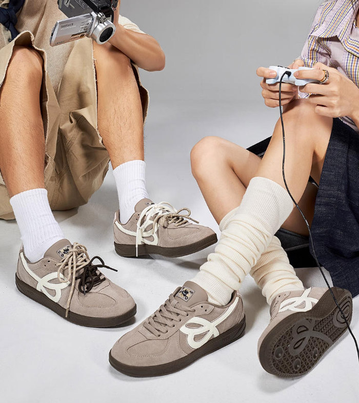 国潮品牌We flower 2025秋季新款奶芋灰配色德训鞋惊艳登场图片3