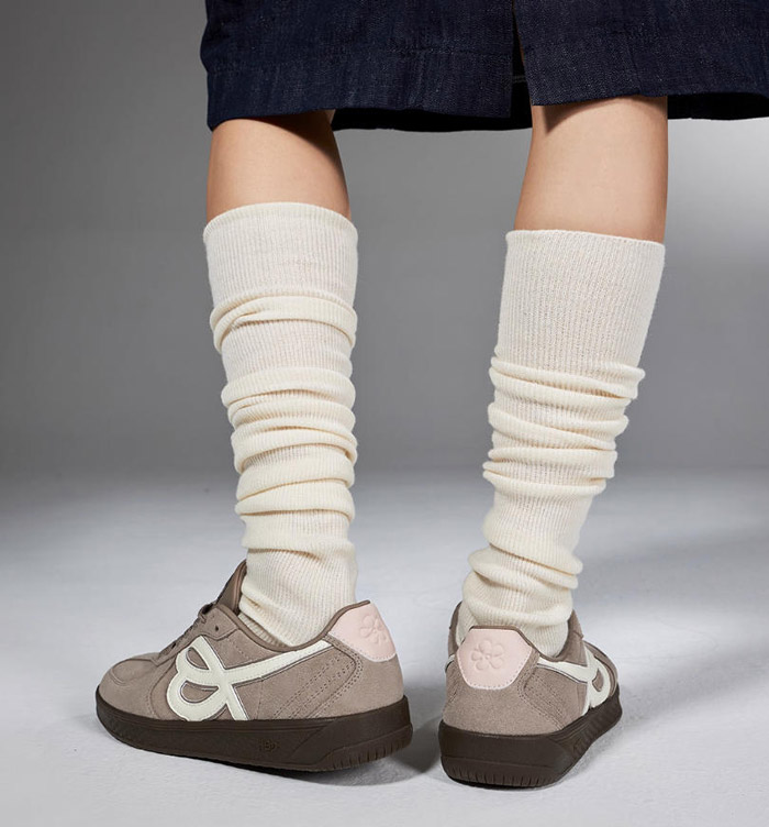 国潮品牌We flower 2025秋季新款奶芋灰配色德训鞋惊艳登场图片2