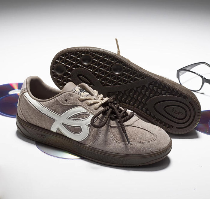 国潮品牌We flower 2025秋季新款奶芋灰配色德训鞋惊艳登场图片5