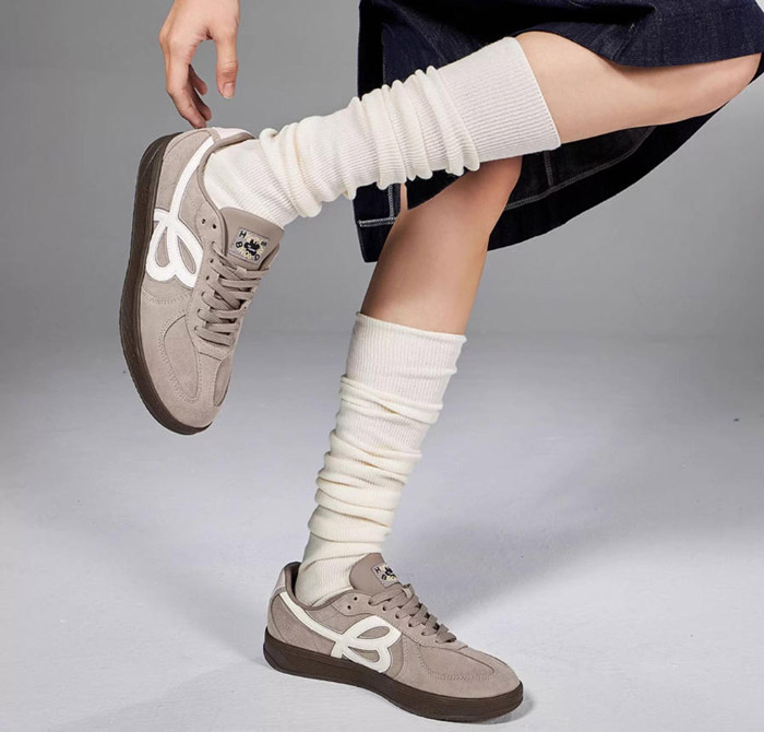 国潮品牌We flower 2025秋季新款奶芋灰配色德训鞋惊艳登场图片1