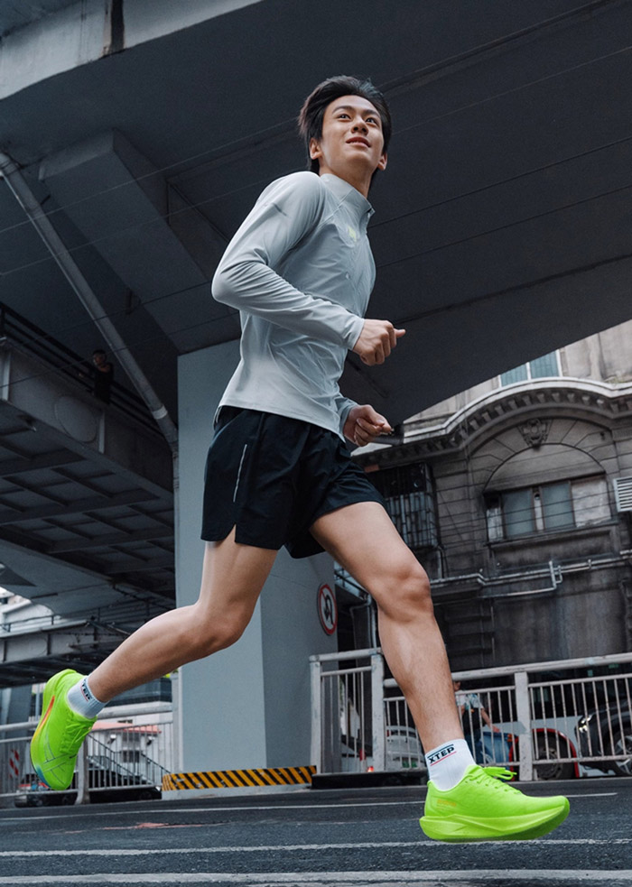 冠军科技下放400元档新标杆！特步260X2.0碳板跑鞋深度评测