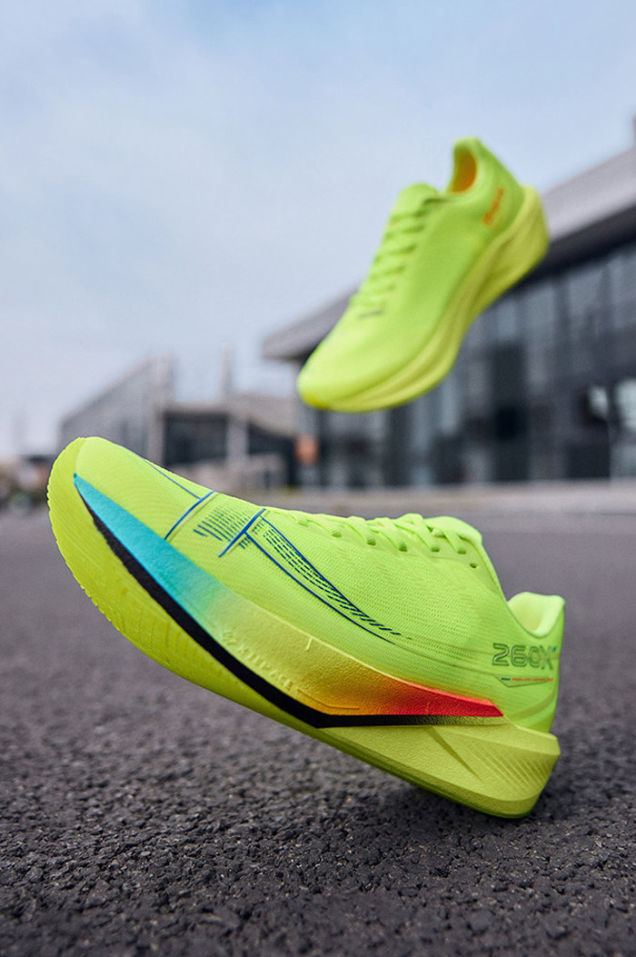 冠军科技下放400元档新标杆！特步260X2.0碳板跑鞋深度评测图片2