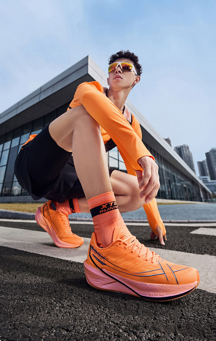 冠军科技下放400元档新标杆！特步260X2.0碳板跑鞋深度评测图片3