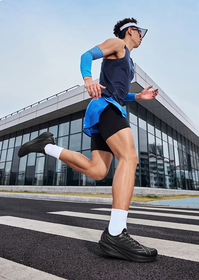 冠军科技下放400元档新标杆！特步260X2.0碳板跑鞋深度评测图片4