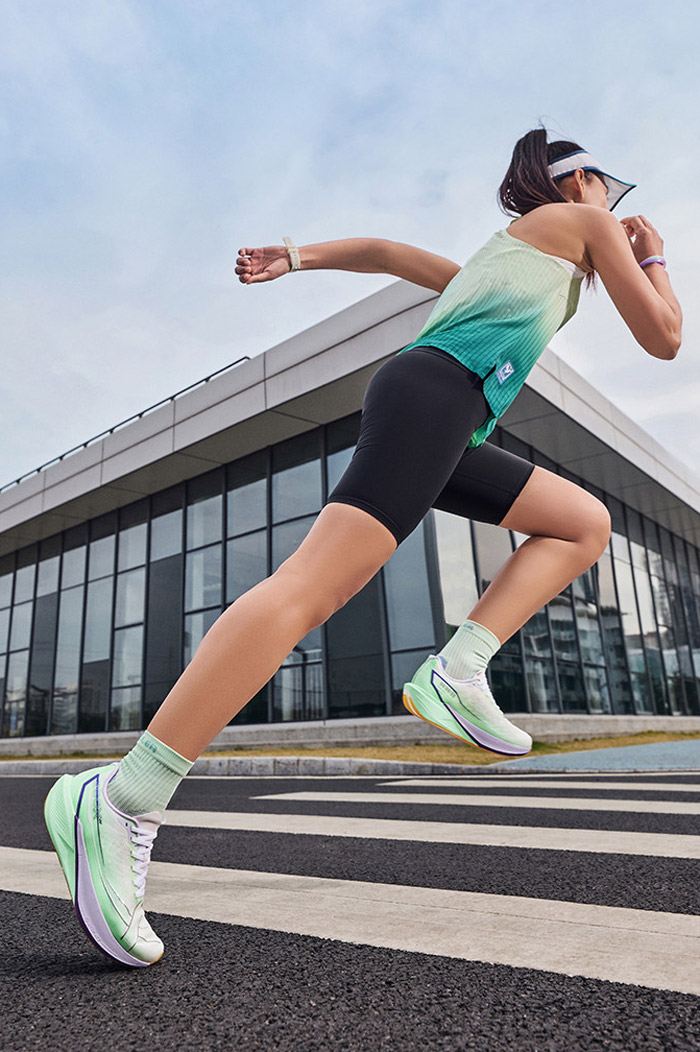 冠军科技下放400元档新标杆！特步260X2.0碳板跑鞋深度评测图片6