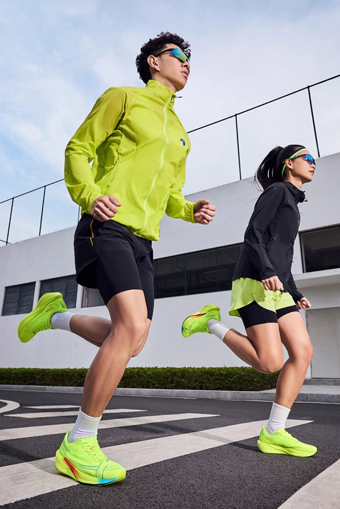 冠军科技下放400元档新标杆！特步260X2.0碳板跑鞋深度评测图片1