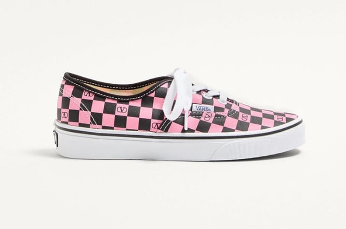 VALENTINO × VANS 2025秋季联名VLOGO粉棋盘格女板鞋耀世登场图片4 VALENTINO × VANS 2025秋季联名VLOGO粉棋盘格女板鞋耀世登场图片4