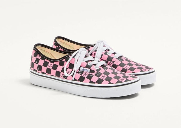 VALENTINO × VANS 2025秋季联名VLOGO粉棋盘格女板鞋耀世登场图片1 VALENTINO × VANS 2025秋季联名VLOGO粉棋盘格女板鞋耀世登场图片1