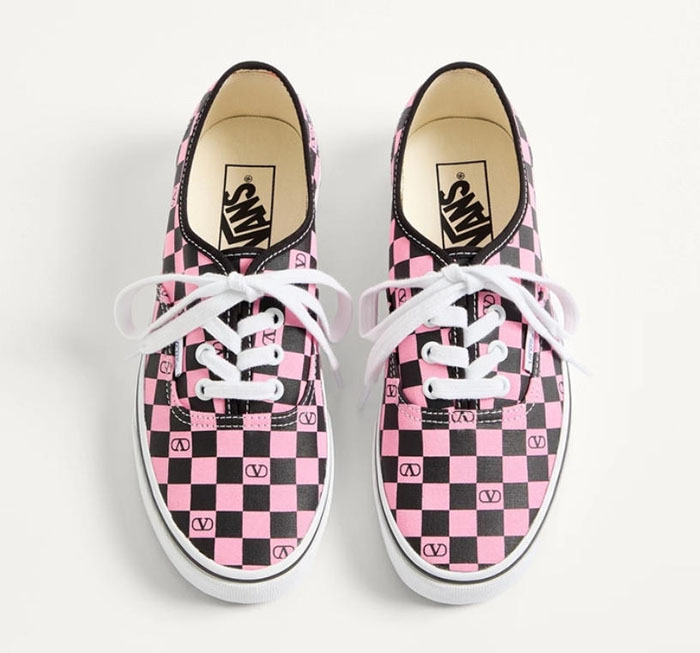 VALENTINO × VANS 2025秋季联名VLOGO粉棋盘格女板鞋耀世登场图片2 VALENTINO × VANS 2025秋季联名VLOGO粉棋盘格女板鞋耀世登场图片2