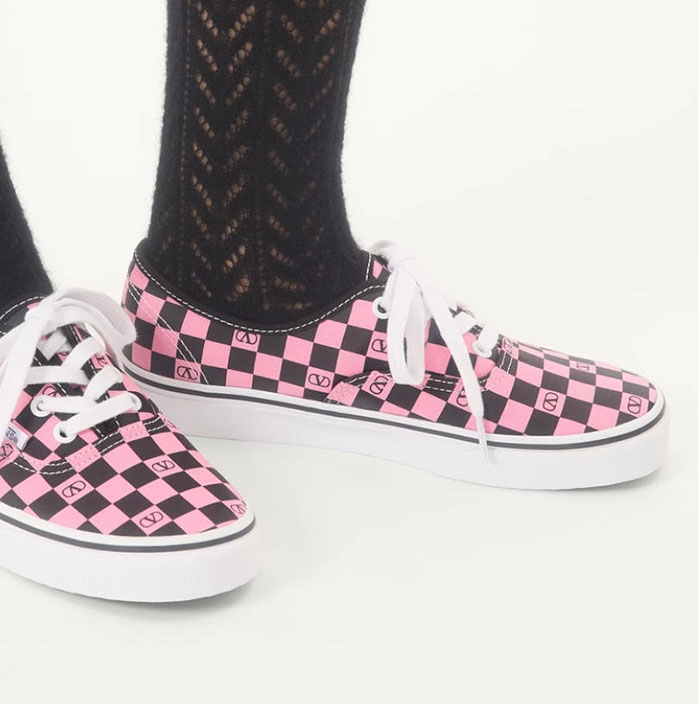 VALENTINO × VANS 2025秋季联名VLOGO粉棋盘格女板鞋耀世登场图片 VALENTINO × VANS 2025秋季联名VLOGO粉棋盘格女板鞋耀世登场图片