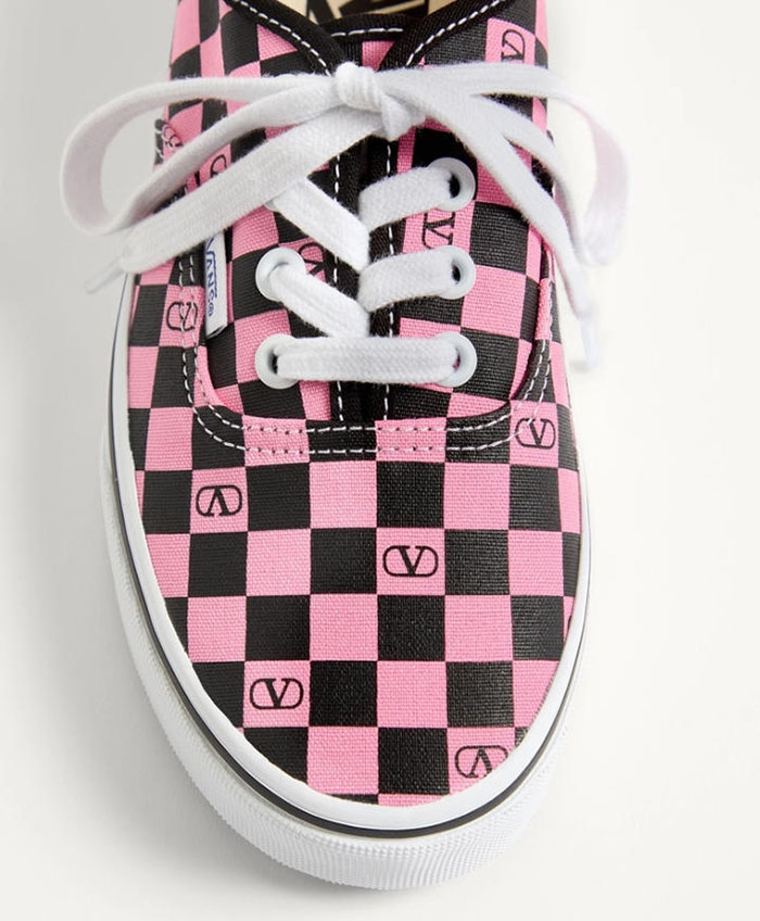 VALENTINO × VANS 2025秋季联名VLOGO粉棋盘格女板鞋耀世登场图片5 VALENTINO × VANS 2025秋季联名VLOGO粉棋盘格女板鞋耀世登场图片5