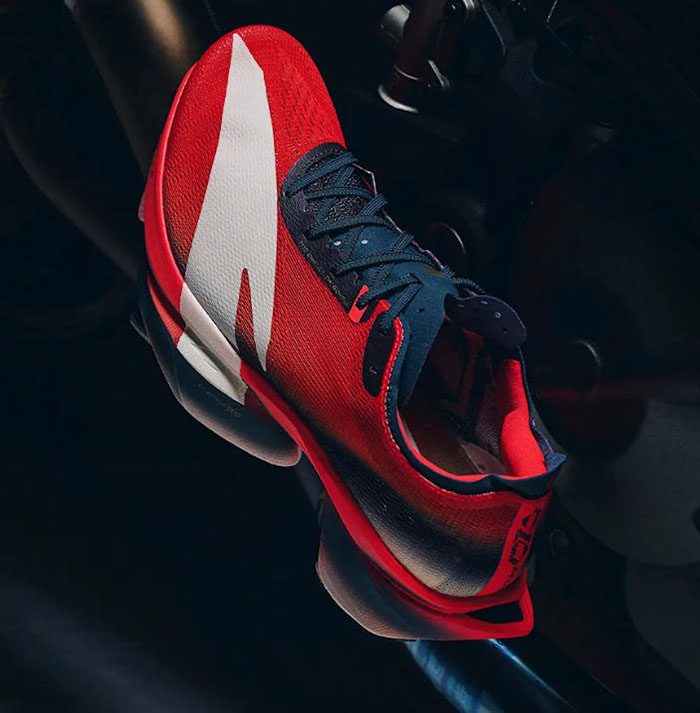 安踏C10 PRO 2代「劲冲」配色跑鞋登场:机车热血碰撞马拉松图片8 安踏C10 PRO 2代「劲冲」配色跑鞋登场:机车热血碰撞马拉松图片8