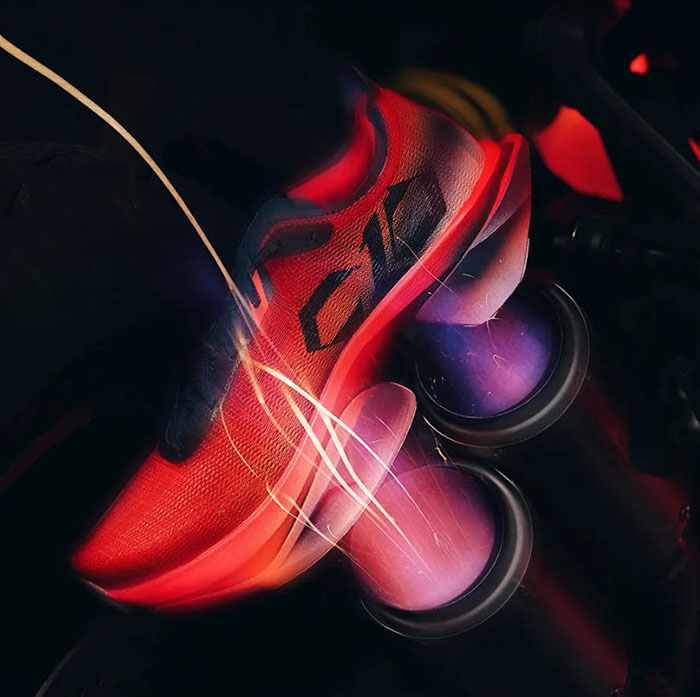 安踏C10 PRO 2代「劲冲」配色跑鞋登场:机车热血碰撞马拉松图片4 安踏C10 PRO 2代「劲冲」配色跑鞋登场:机车热血碰撞马拉松图片4