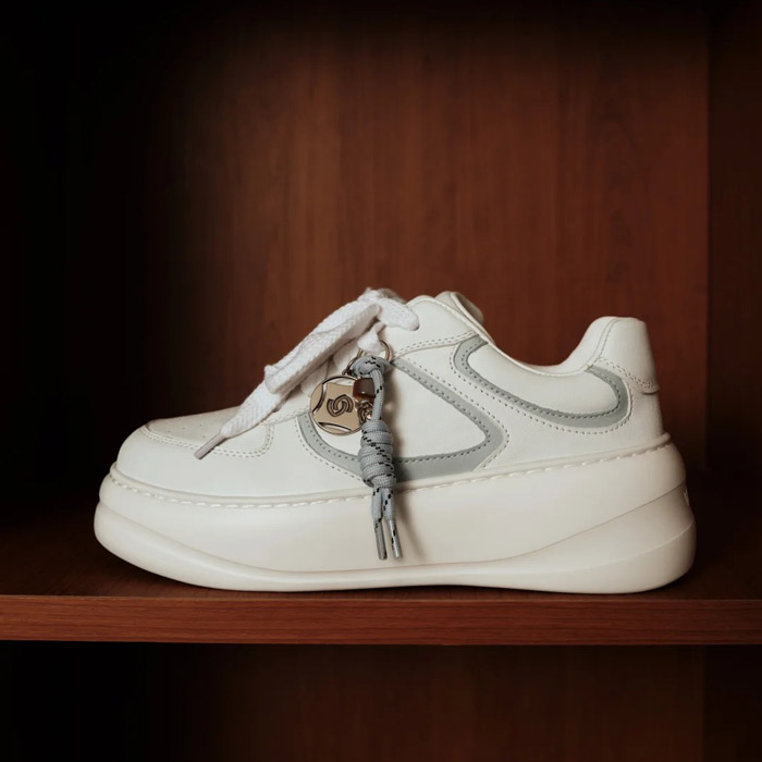 薇薇燃发布2025秋冬云朵系列小白鞋：以极简美学重构都市女性的 “踏云” 体验