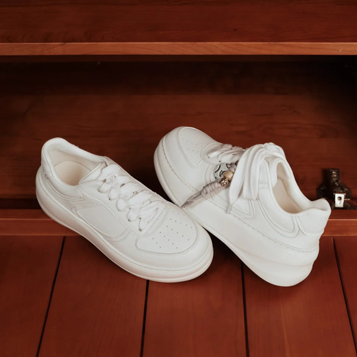 薇薇燃发布2025秋冬云朵系列小白鞋：以极简美学重构都市女性的 “踏云” 体验图片3