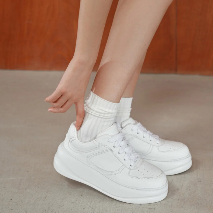 薇薇燃发布2025秋冬云朵系列小白鞋：以极简美学重构都市女性的 “踏云” 体验图片4