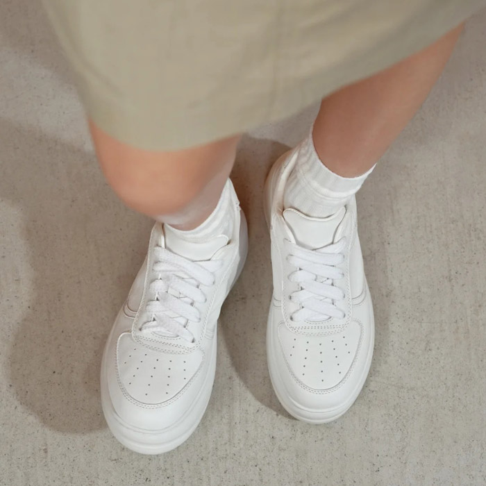 薇薇燃发布2025秋冬云朵系列小白鞋：以极简美学重构都市女性的 “踏云” 体验图片5