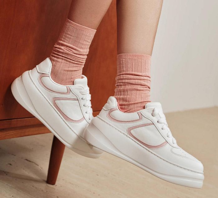 薇薇燃发布2025秋冬云朵系列小白鞋：以极简美学重构都市女性的 “踏云” 体验图片6