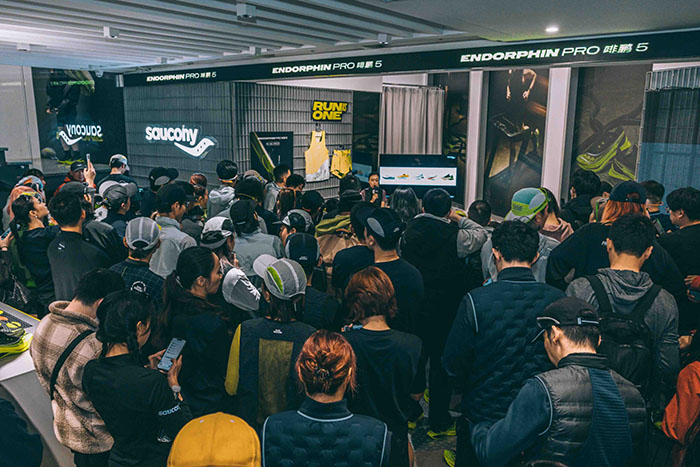 破速新生｜索康尼啡鹏5跑鞋上市：给逐风跑者的「无负担竞速答案」图片5