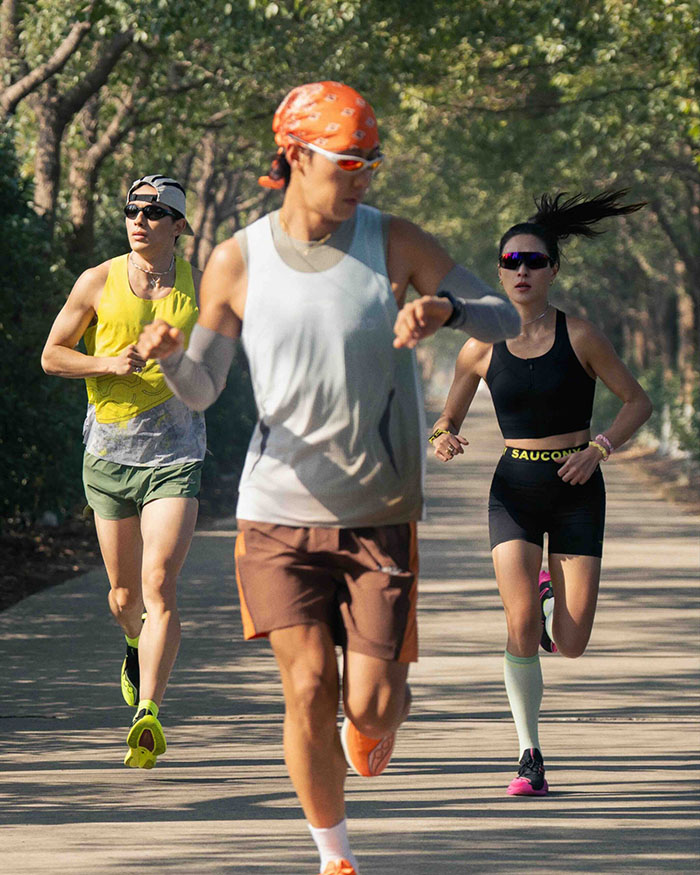破速新生｜索康尼啡鹏5跑鞋上市：给逐风跑者的「无负担竞速答案」图片7