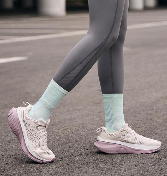 索康尼2025全新浅绿和灰粉配色GUIDE向导18女士跑鞋上市图片4