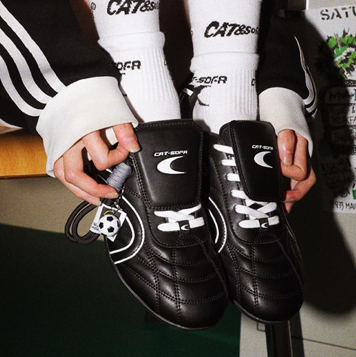 复古运动风潮破圈！CAT&SOFA「猫与沙发」2025全新双C足球鞋登场图片