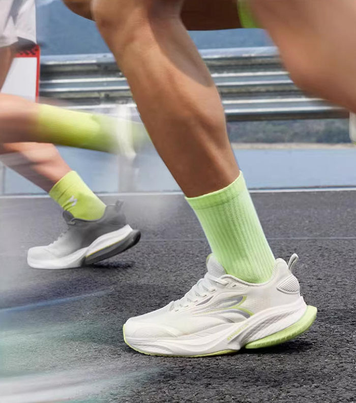 361° 赤焰MAX跑鞋深度解析：全维升级诠释运动美学图片1