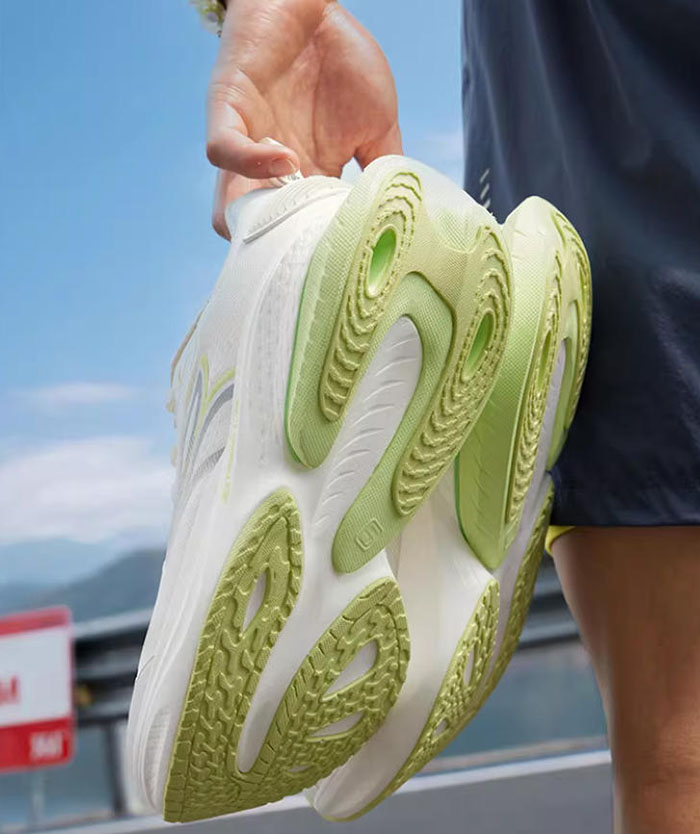 361° 赤焰MAX跑鞋深度解析：全维升级诠释运动美学图片3