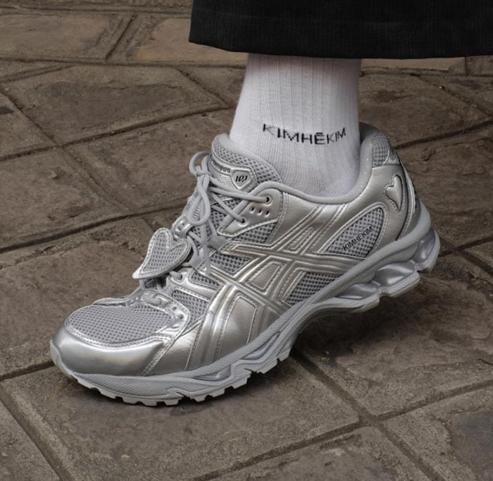 ASICS×KIMHEKIM联名GEL-NIMBUS 10.1运动鞋惊艳登陆图片2