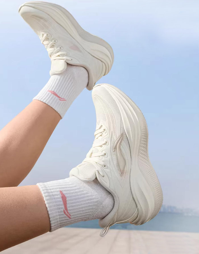 爆款跑鞋：李宁2026女款凌波2跑鞋深度评测图片2