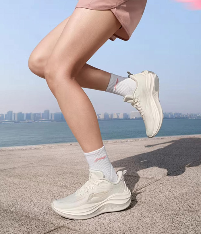 爆款跑鞋：李宁2026女款凌波2跑鞋深度评测图片4