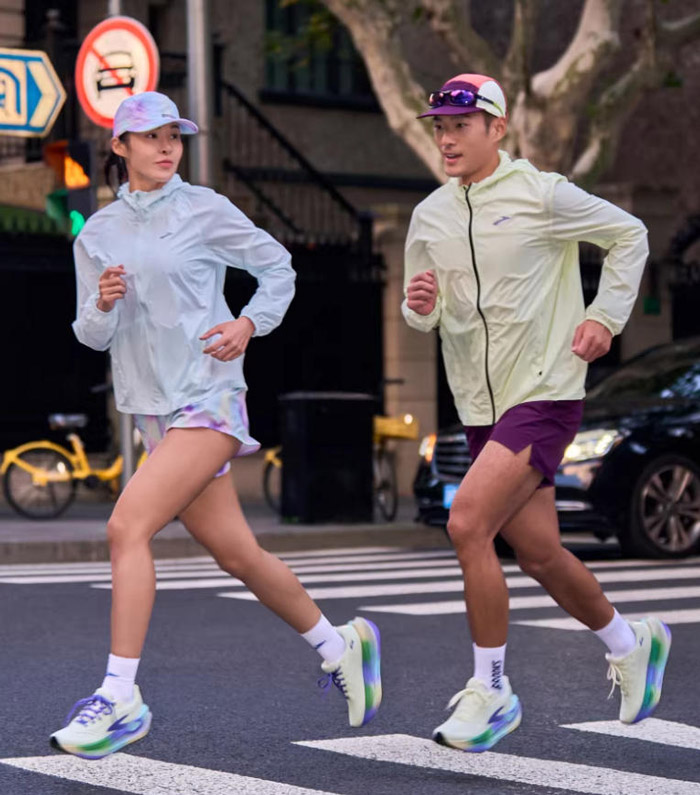 布鲁克斯窑变系列超级甘油2跑鞋 解锁春日奔跑新体验图片1