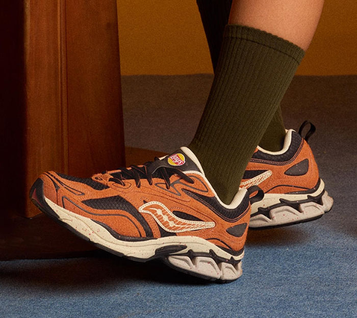 索康尼 × 乐事联名GRID FUSION运动鞋发售预告图片1