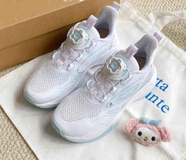 夏日带娃降温黑科技！安踏儿童「冰溶纱」面料：凉感速干双在线，运动撒欢不闷汗(图2)