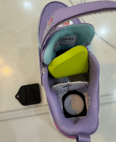 宝妈狂喜！斯凯奇 AirTag 防丢童鞋上市，鞋垫藏追踪隔层，380 元安全感拉满(图1)